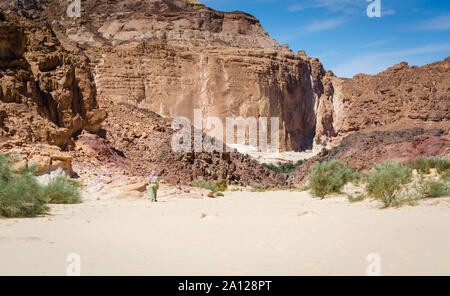 Beduinen geht in ein Dorf in der Wüste inmitten der felsigen Berge in Ägypten Dahab Stockfoto