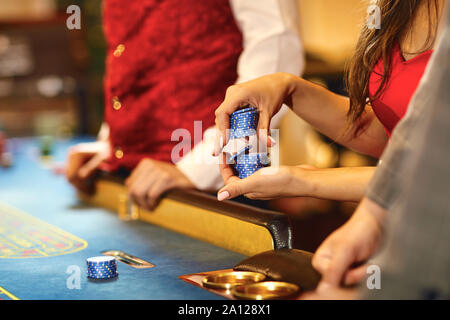 Hände mit Chips beim Poker Roulette Glücksspiele in einem Casino. Stockfoto