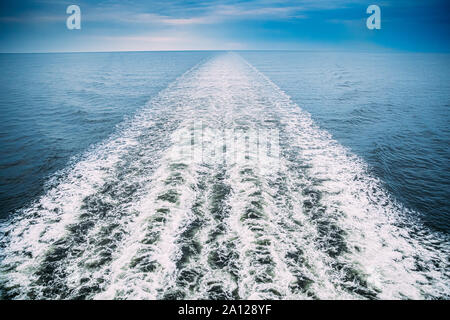 Meer. Wasser Wellen Trails von schwimmenden Schiff oder Fähre. Ansicht von oben. Stockfoto