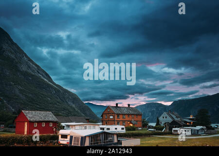 Eidfjord, Hordaland County, Hardanger Region, Hardangerfjord, Norwegen. Caravan Reisemobil Autos parken in der Nähe von Alte Holzhäuser in der norwegischen Landschaft. Stockfoto