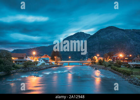 Eidfjord, Hordaland County, Hardanger Region, Hardangerfjord, Norwegen. Malerischer Blick auf Eio-Fluss im Sommer in der Nähe von Hardangerfjord Fjord. Stockfoto