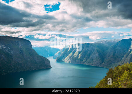 Fjord Sogn und Fjordane, Norwegen. Super Sommer malerischen Blick Sogn und Fjordane. Berühmten norwegischen Wahrzeichen und beliebtes Ziel im Sommer Tag. Stockfoto