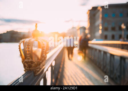 Stockholm, Schweden. Abstrakte Boke Bokeh Hintergrund Wirkung. Design Hintergrund. Skeppsholmsbron - Skeppsholm Brücke mit seinem berühmten Goldenen Krone in Stockho Stockfoto