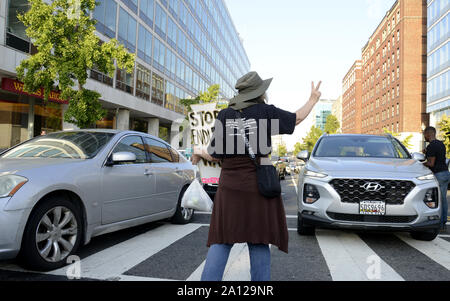 Washington, United States. 23 Sep, 2019. Klima Aktivisten block Morgen pendler als Protest in den Straßen auf dem Capitol Hill als Teil der Hütte nach unten DC', die Aufmerksamkeit auf den Klimawandel, in Washington, DC, Montag, September 23, 2019. Die Proteste mit einer UN-Klima-Gipfel in New York zusammen. Foto von Mike Theiler/UPI Quelle: UPI/Alamy leben Nachrichten Stockfoto