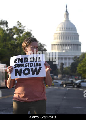 Washington, United States. 23 Sep, 2019. Klima Aktivisten block Morgen pendler als Protest in den Straßen auf dem Capitol Hill als Teil der Hütte nach unten DC', die Aufmerksamkeit auf den Klimawandel, in Washington, DC, Montag, September 23, 2019. Die Proteste mit einer UN-Klima-Gipfel in New York zusammen. Foto von Mike Theiler/UPI Quelle: UPI/Alamy leben Nachrichten Stockfoto