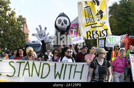 Washington, United States. 23 Sep, 2019. Klima Aktivisten block Morgen pendler als Protest in den Straßen auf dem Capitol Hill als Teil der Hütte nach unten DC', die Aufmerksamkeit auf den Klimawandel, in Washington, DC, Montag, September 23, 2019. Die Proteste mit einer UN-Klima-Gipfel in New York zusammen. Foto von Mike Theiler/UPI Quelle: UPI/Alamy leben Nachrichten Stockfoto