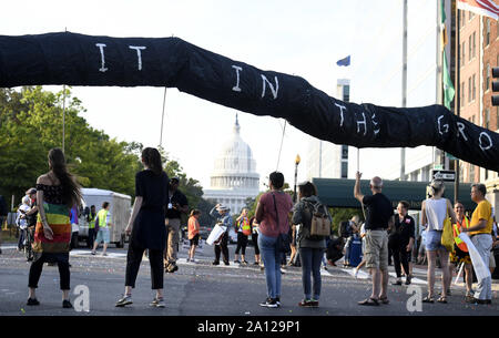 Washington, United States. 23 Sep, 2019. Klima Aktivisten block Morgen pendler als Protest in den Straßen auf dem Capitol Hill als Teil der Hütte nach unten DC', die Aufmerksamkeit auf den Klimawandel, in Washington, DC, Montag, September 23, 2019. Die Proteste mit einer UN-Klima-Gipfel in New York zusammen. Foto von Mike Theiler/UPI Quelle: UPI/Alamy leben Nachrichten Stockfoto