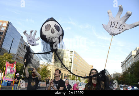 Washington, United States. 23 Sep, 2019. Klima Aktivisten block Morgen pendler als Protest in den Straßen auf dem Capitol Hill als Teil der Hütte nach unten DC', die Aufmerksamkeit auf den Klimawandel, in Washington, DC, Montag, September 23, 2019. Die Proteste mit einer UN-Klima-Gipfel in New York zusammen. Foto von Mike Theiler/UPI Quelle: UPI/Alamy leben Nachrichten Stockfoto