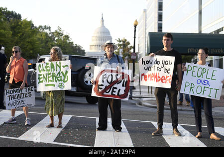 Washington, United States. 23 Sep, 2019. Klima Aktivisten block Morgen pendler als Protest in den Straßen auf dem Capitol Hill als Teil der Hütte nach unten DC', die Aufmerksamkeit auf den Klimawandel, in Washington, DC, Montag, September 23, 2019. Die Proteste mit einer UN-Klima-Gipfel in New York zusammen. Foto von Mike Theiler/UPI Quelle: UPI/Alamy leben Nachrichten Stockfoto