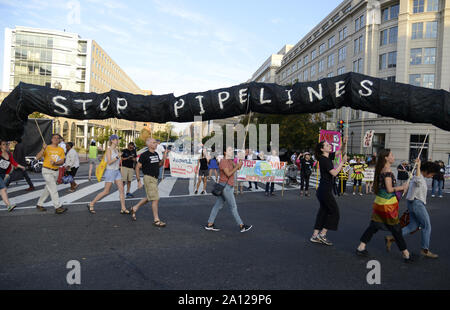 Washington, United States. 23 Sep, 2019. Klima Aktivisten block Morgen pendler als Protest in den Straßen auf dem Capitol Hill als Teil der Hütte nach unten DC', die Aufmerksamkeit auf den Klimawandel, in Washington, DC, Montag, September 23, 2019. Die Proteste mit einer UN-Klima-Gipfel in New York zusammen. Foto von Mike Theiler/UPI Quelle: UPI/Alamy leben Nachrichten Stockfoto