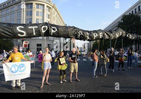 Washington, United States. 23 Sep, 2019. Klima Aktivisten block Morgen pendler als Protest in den Straßen auf dem Capitol Hill als Teil der Hütte nach unten DC', die Aufmerksamkeit auf den Klimawandel, in Washington, DC, Montag, September 23, 2019. Die Proteste mit einer UN-Klima-Gipfel in New York zusammen. Foto von Mike Theiler/UPI Quelle: UPI/Alamy leben Nachrichten Stockfoto