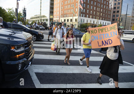 Washington, United States. 23 Sep, 2019. Klima Aktivisten block Morgen pendler als Protest in den Straßen auf dem Capitol Hill als Teil der Hütte nach unten DC', die Aufmerksamkeit auf den Klimawandel, in Washington, DC, Montag, September 23, 2019. Die Proteste mit einer UN-Klima-Gipfel in New York zusammen. Foto von Mike Theiler/UPI Quelle: UPI/Alamy leben Nachrichten Stockfoto