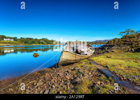 Ein altes Fischerboot am Ufer des Loch Gair an Badachro in den Highlands von Schottland Stockfoto