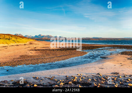 Big Sand Strand bei Gairloch in den Highlands von Schottland und die Berge auf der Insel Skye suchen Stockfoto