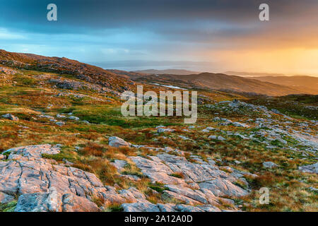 Sonnenuntergang von der Oberseite des Bealach Na Ba Mountain Pass auf der NC 500 touristische Fahrt Route in der Nähe von viersen in den Highlands von Schottland Stockfoto