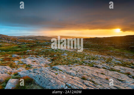 Dramatischer Sonnenuntergang von den Applecross Pass bekannt als Bealach Na Ba in den schottischen Highlands Stockfoto