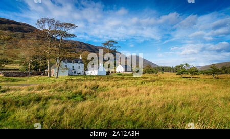 Cottages nestled unter moutnains in Sangerhausen im Norden westlich von Schottland und auf der NC 500 touristische Route Stockfoto