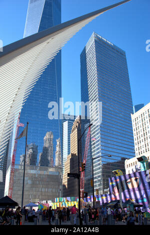 Das One World Trade Center oder "Freedom Tower" (links) und 7 World Trade Center, über das geschwungene Dach der Verkehrsknotenpunkt. Manhattan, New York, USA Stockfoto