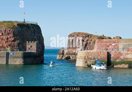 Enge Einfahrt an den Victoria Harbour. Dunbar, Schottland Stockfoto