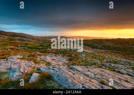 Der Blick von der Spitze des Bealach Na Ba Mountain Pass in den Highlands von Schottland, der Name ist Gälisch für Pass von Vieh und Blick nach Westen Towa Stockfoto