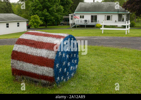 Heuballen mit Sternen und Streifen auf der Farm New York State Stockfoto