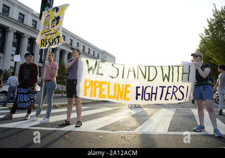 Washington, United States. 23 Sep, 2019. Klima Aktivisten block Morgen pendler als Protest in den Straßen auf dem Capitol Hill als Teil der Hütte nach unten DC', die Aufmerksamkeit auf den Klimawandel, in Washington, DC, Montag, September 23, 2019. Die Proteste mit einer UN-Klima-Gipfel in New York zusammen. Foto von Mike Theiler/UPI Quelle: UPI/Alamy leben Nachrichten Stockfoto