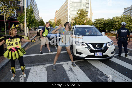 Washington, United States. 23 Sep, 2019. Klima Aktivisten block Morgen pendler als Protest in den Straßen auf dem Capitol Hill als Teil der Hütte nach unten DC', die Aufmerksamkeit auf den Klimawandel, in Washington, DC, Montag, September 23, 2019. Die Proteste mit einer UN-Klima-Gipfel in New York zusammen. Foto von Mike Theiler/UPI Quelle: UPI/Alamy leben Nachrichten Stockfoto