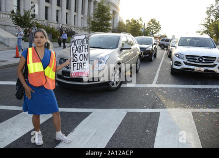 Washington, United States. 23 Sep, 2019. Klima Aktivisten block Morgen pendler als Protest in den Straßen auf dem Capitol Hill als Teil der Hütte nach unten DC', die Aufmerksamkeit auf den Klimawandel, in Washington, DC, Montag, September 23, 2019. Die Proteste mit einer UN-Klima-Gipfel in New York zusammen. Foto von Mike Theiler/UPI Quelle: UPI/Alamy leben Nachrichten Stockfoto