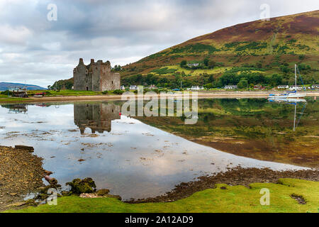 Am frühen Morgen bei Lochranza auf der Isle of Arran, mit Blick auf die alte Burgruine Stockfoto