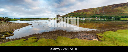 Ein Blick auf das 13. Jahrhundert schloss Lochranza bei Flut auf der Isle of Arran in Schottland Stockfoto