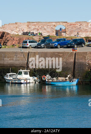 Alte Artillerie batterie Gebäude und kleinen Fischerbooten im Victoria Harbour, Dunbar. Schottland Stockfoto