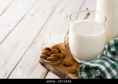 Bio Mandel Milch in Glas auf hölzernen Tisch. Kopieren Sie Platz Stockfoto