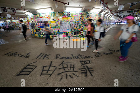 Pro Demokratie und anti Auslieferungsrecht Proteste Parolen und Plakate in Hongkong. 23. September 2019. Große so-Lennon Wall in der Fußgängerzone von u-Bahnen zu Tai Po Markt Bahnhof genannt. Wände in pro Demokratie Plakate und handgeschriebene Post-it Notes denunzieren Auslieferungsrecht von der Regierung vorgeschlagen. Viele anti China Poster und Nachrichten. Stockfoto