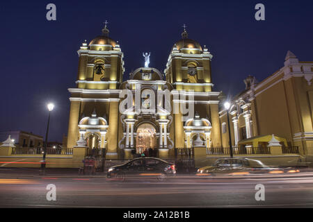 Die Kathedrale von Trujillo in der Plaza de Armas an der blauen Stunde, Trujillo, Peru Stockfoto