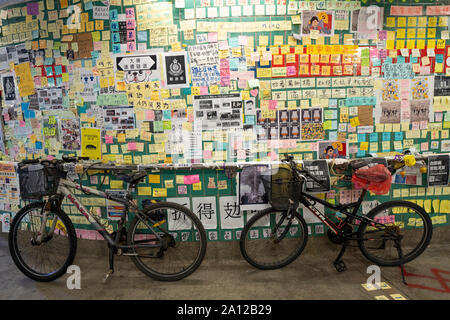 Pro Demokratie und anti Auslieferungsrecht Proteste Parolen und Plakate in Hongkong. 23. September 2019. Große so-Lennon Wall in der Fußgängerzone von u-Bahnen zu Tai Po Markt Bahnhof genannt. Wände in pro Demokratie Plakate und handgeschriebene Post-it Notes denunzieren Auslieferungsrecht von der Regierung vorgeschlagen. Viele anti China Poster und Nachrichten. Stockfoto