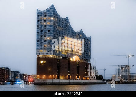 Hamburg, Deutschland. 06 Sep, 2019. Der Bau der Hamburger Elbphilharmonie in der Abenddämmerung. Quelle: Markus Scholz/dpa/Alamy leben Nachrichten Stockfoto