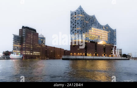 Hamburg, Deutschland. 06 Sep, 2019. Die kehrwiederspitze und der Bau der Hamburger Elbphilharmonie in der Abenddämmerung. Quelle: Markus Scholz/dpa/Alamy leben Nachrichten Stockfoto