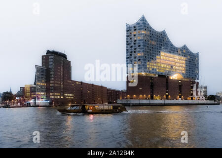 Hamburg, Deutschland. 06 Sep, 2019. Die kehrwiederspitze und der Bau der Hamburger Elbphilharmonie in der Abenddämmerung. Quelle: Markus Scholz/dpa/Alamy leben Nachrichten Stockfoto