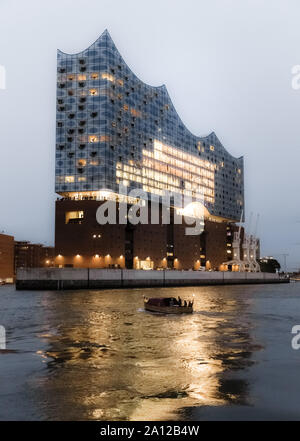 Hamburg, Deutschland. 06 Sep, 2019. Der Bau der Hamburger Elbphilharmonie in der Abenddämmerung. Quelle: Markus Scholz/dpa/Alamy leben Nachrichten Stockfoto
