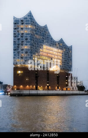 Hamburg, Deutschland. 06 Sep, 2019. Der Bau der Hamburger Elbphilharmonie in der Abenddämmerung. Quelle: Markus Scholz/dpa/Alamy leben Nachrichten Stockfoto