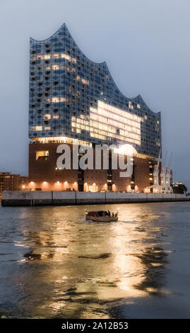 Hamburg, Deutschland. 06 Sep, 2019. Der Bau der Hamburger Elbphilharmonie in der Abenddämmerung. Quelle: Markus Scholz/dpa/Alamy leben Nachrichten Stockfoto