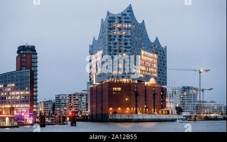 Hamburg, Deutschland. 06 Sep, 2019. Die kehrwiederspitze und der Bau der Hamburger Elbphilharmonie in der Abenddämmerung. Quelle: Markus Scholz/dpa/Alamy leben Nachrichten Stockfoto