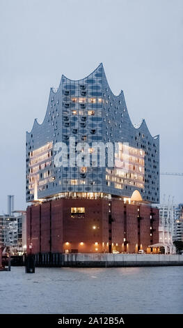 Hamburg, Deutschland. 06 Sep, 2019. Der Bau der Hamburger Elbphilharmonie in der Abenddämmerung. Quelle: Markus Scholz/dpa/Alamy leben Nachrichten Stockfoto