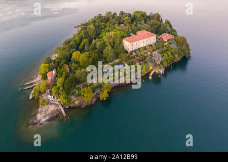 Luftaufnahme von Isola Madre und Pallanza (Verbania) während einer Sommer Sonnenuntergang. Stresa, Lago Maggiore, Piemont, Italien. Stockfoto
