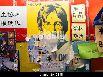 Pro Demokratie und anti Auslieferungsrecht Proteste Parolen und Plakate in Hongkong. 23. September 2019. Große so-Lennon Wall in der Fußgängerzone von u-Bahnen zu Tai Po Markt Bahnhof genannt. Wände in pro Demokratie Plakate und handgeschriebene Post-it Notes denunzieren Auslieferungsrecht von der Regierung vorgeschlagen. Viele anti China Poster und Nachrichten. Stockfoto