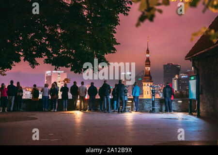 Tallinn, Estland - Juli 2, 2019: die Menschen besuchen Kohtuotsa Aussichtsplattform. Stadtbild Skyline bei Nacht. Blick vom Aussichtspunkt Patkuli. Stockfoto