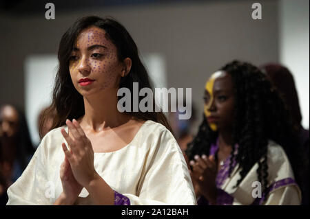 Modelle mit bemalten Gesichtern für ethnische Erweckungen (Marc Bell) während der Veranstaltung. Die vierte Ausgabe des Afro Fashion Week organisiert von Michelle Francine Ngonmo (Präsident, ursprünglich aus Kamerun) und Ruth Akutu Maccarthy (Vizepräsident, ursprünglich aus Ghana). Die Veranstaltung fördert und verbreitet Werke aus afrikanischen Designern und inspiriert von Afrika. Stockfoto