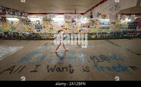 Pro Demokratie und anti Auslieferungsrecht Proteste Parolen und Plakate in Hongkong. 23. September 2019. Große so-Lennon Wall in der Fußgängerzone von u-Bahnen zu Tai Po Markt Bahnhof genannt. Wände in pro Demokratie Plakate und handgeschriebene Post-it Notes denunzieren Auslieferungsrecht von der Regierung vorgeschlagen. Viele anti China Poster und Nachrichten. Stockfoto