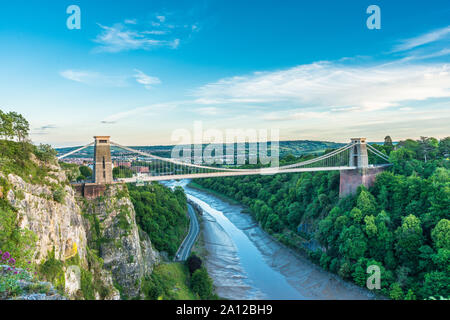 Clifton Suspension Bridge über den Avon Gorge mit dem Fluss Avon unten, Bristol, England. UK. Stockfoto