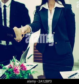 Handshake Geschäftspartner nach der Diskussion über den Vertrag an Stockfoto